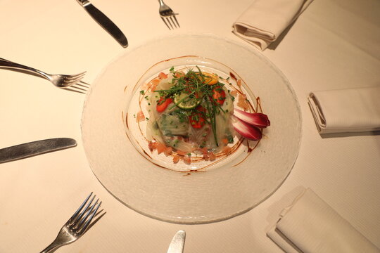 Plat au restaurant avec des l&eacute;gumes frais