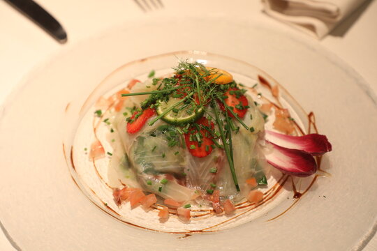 Plat de poisson servi dans un restaurant