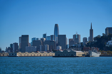 Obraz premium San Francisco, USA - October 28, 2025 - San Francisco skyline with Salesforce Tower and Transamerica Pyramid viewed from the bay