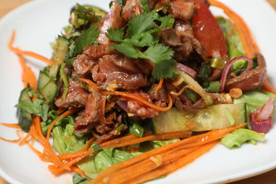 Plat asiatique chinois avec viande et l&eacute;gumes
