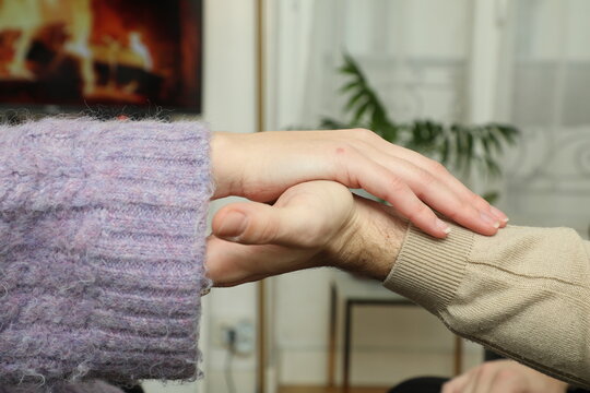 Massage des mains dans un cadre d&eacute;tendu