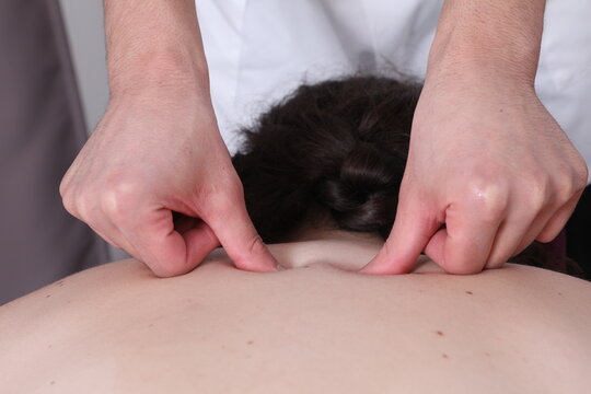 Massage des mains et dos sur un client