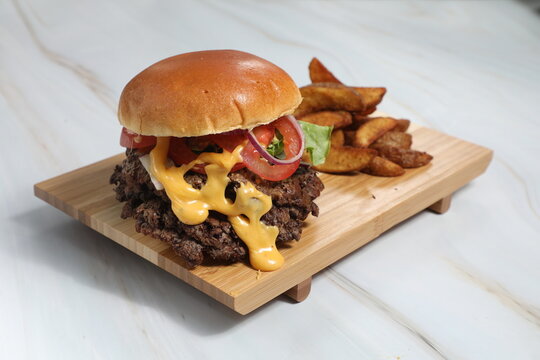Un hamburger avec des frites sur une planche