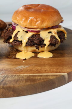 Un hamburger savoureux avec fromage fondu &agrave; la viande