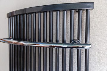Ein Badheizk&ouml;rper mit vertikalen Rohren