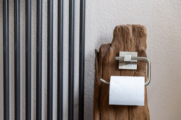 Toilettenpapierrollenhalter aus rustikalem Holz mit Badheizk&ouml;rper