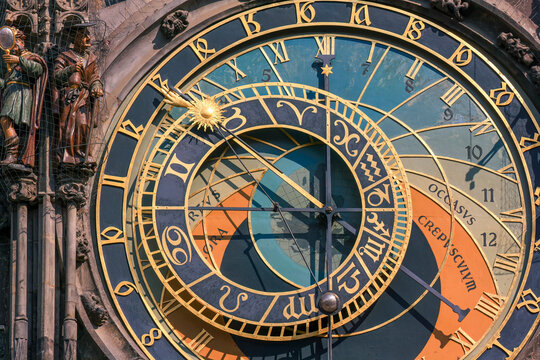 detalle del reloj astron&oacute;mico de Praga en la plaza de Starom&ecirc;tsk&eacute; n&aacute;mesti o plaza de la ciudad vieja, Praga,  Republica Checa 