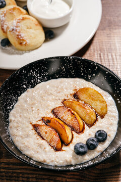 Oatmeal with caramelized apples and syrniki