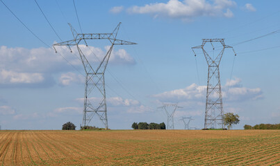 Pyl&ocirc;nes de lignes &eacute;lectriques &agrave; haute tension	