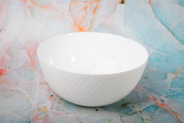 Duża pusta biała misa na pastelowym tle © Katarzyna