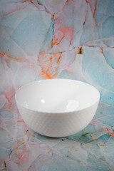 Biała miska na pastelowym tle © Katarzyna