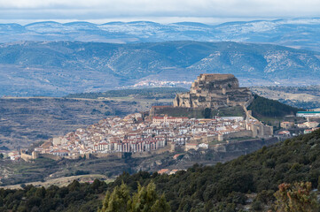 Obraz premium Medieval Morella cityscape with rugged mountainous terrain