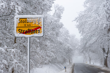 Ortseingangsschild Stra&szlig;berg Harz Eis und Schnee