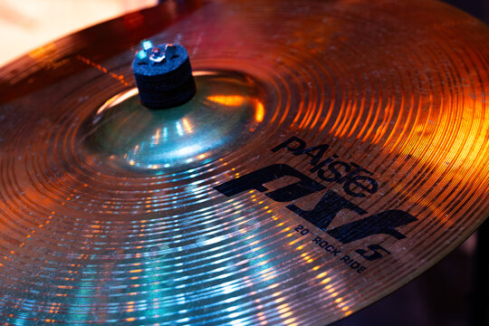 Paiste PST 5 20" Rock Ride Cymbal with Blue and Gold Stage Lighting