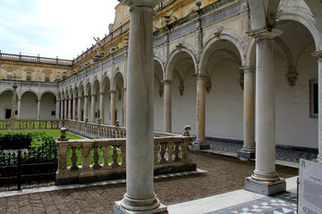 Obraz premium il portico del chiostro della Certosa di San Martino a Napoli
