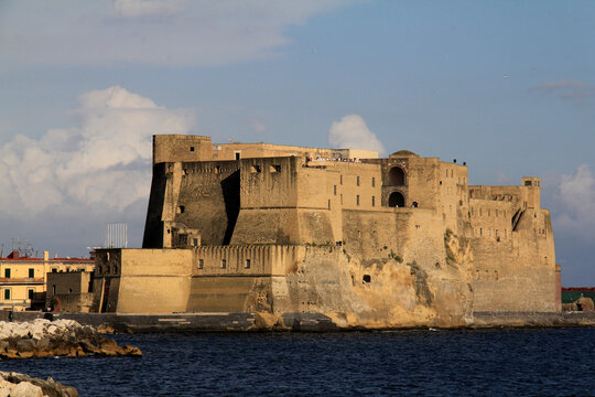 la mole imponente di Castel dell'Ovo a Napoli