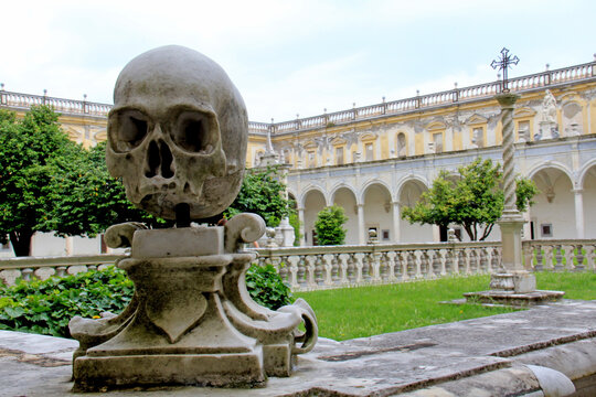 un macabro "promemoria" nel chiostro della Certosa  di San Martino a Napoli