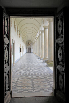 vista prospettica di un portico del chiostro della Certosa  di San Martino a Napoli