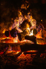 Jasny płomień na ognisku z drewna w ciemną noc © Foto.Szop