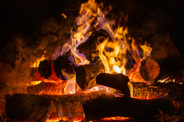 Jasno płonące ognisko w ciemnej nocy © Foto.Szop