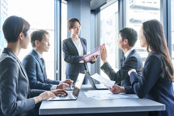 会議で質問するビジネスマン