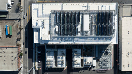 Afternoon sun shines on a data center facility in Vernon, California, USA. © Matt Gush