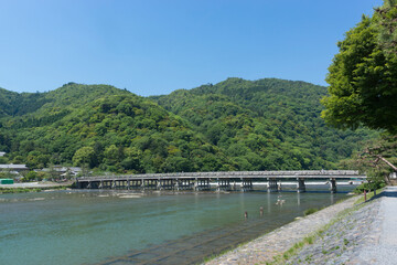 Fototapeta premium 新緑の京都嵐山渡月橋