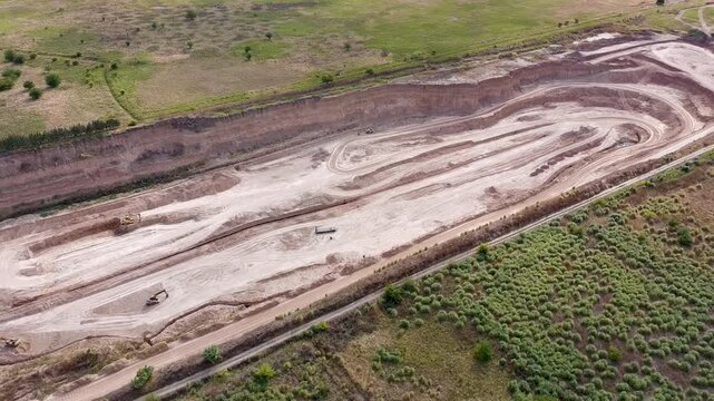 Vista a&eacute;rea con dron de cantera a cielo abierto con maquinaria pesada y excavaci&oacute;n en terrazasas