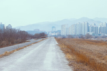 쭉 뻗어진 도로와 하양읍 시가지