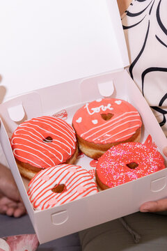 Donas con glaseado de fresa y decoraci&oacute;n por el d&iacute;a del amor.