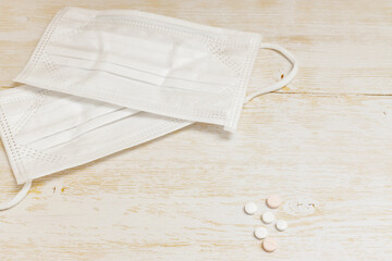 不織布マスクが二枚と薬が六粒