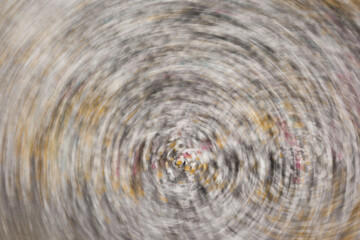 A blurry image of a circle with a yellow and brown color scheme