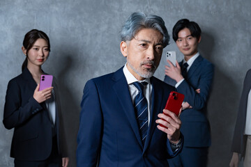 デジタル化を推進するスーツ姿の日本人チーム5人