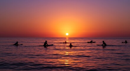 Fototapeta premium 水平線に沈む太陽の燃えるような光が空と海をオレンジ色に染め上げ水面には輝く光の道が広がる幻想的な夕暮れ時ボード上の人々のシルエットが美しく穏やかな時を過ごす感動的な情景. AI Generated