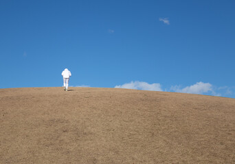 丘を登る人