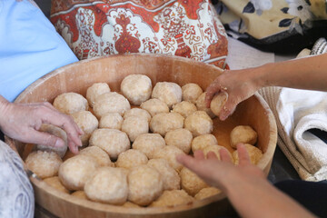 味噌作りをする女性