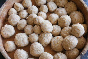 味噌作りをする様子