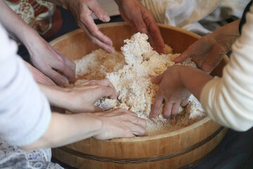 味噌作りをする女性