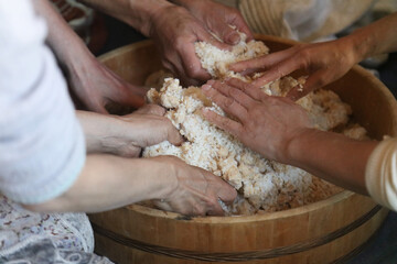 味噌作りをする女性