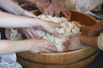 味噌作りをする女性