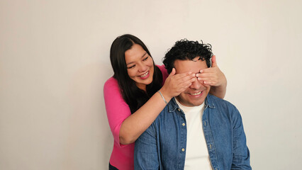 Naklejka premium Latino man and woman in their 40s show their love to celebrate Valentine's Day and their anniversary with kisses and hugs, laughing and smiling