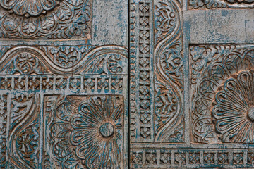 eine alte schrankt&uuml;r mit muster geschnitzt