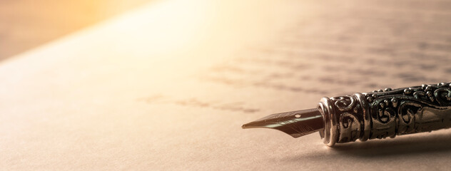 卓上にある手紙と、アンティークなペン