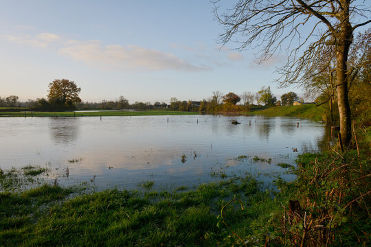 Prairie inond&eacute;e par le d&eacute;bordement de l'Arroux, une rivi&egrave;re de Bourgogne en France, par une journ&eacute;e d'hiver ensoleill&eacute;e avec un ciel bleu