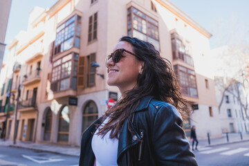 Obraz premium Woman smiling enjoying modern urban city lifestyle