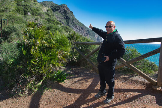 Man pointing the way to the hiking trail