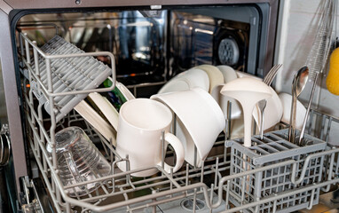 식기 세척기를 사용하는 주방 장면, 설거지와 위생 관리