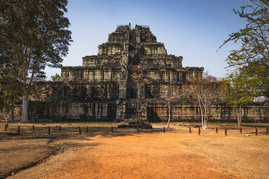 Details of Prasat Tom Temple