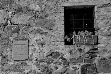 Obraz premium Borghi toscani in bianco e nero. I vicoli medievali del borgo di Montisi nella regione delle Crete Senesi, in provincia di Siena. Toscana, Italia