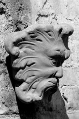 Obraz premium Borghi toscani in bianco e nero. I vicoli medievali del borgo di Montisi nella regione delle Crete Senesi, in provincia di Siena. Toscana, Italia